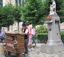 Bruges-the-organ-grinder-1