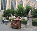 Bruges-the-organ-grinder4